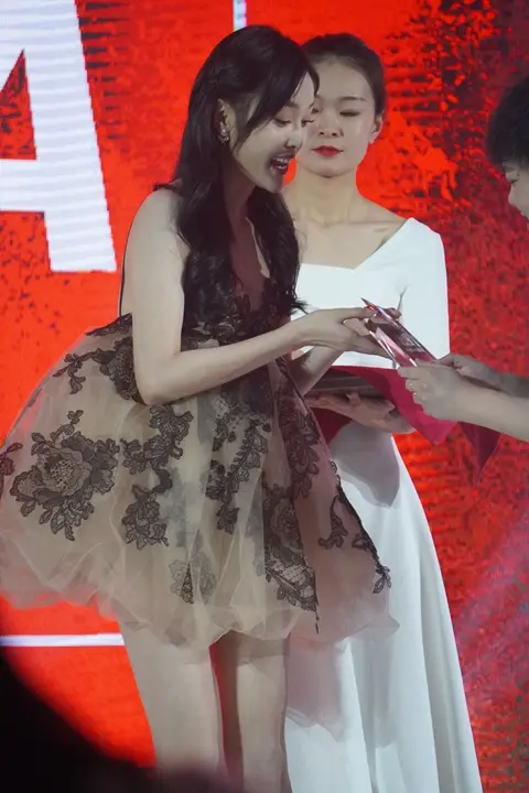 M912 吴宣仪活动吊带裙174p-16m